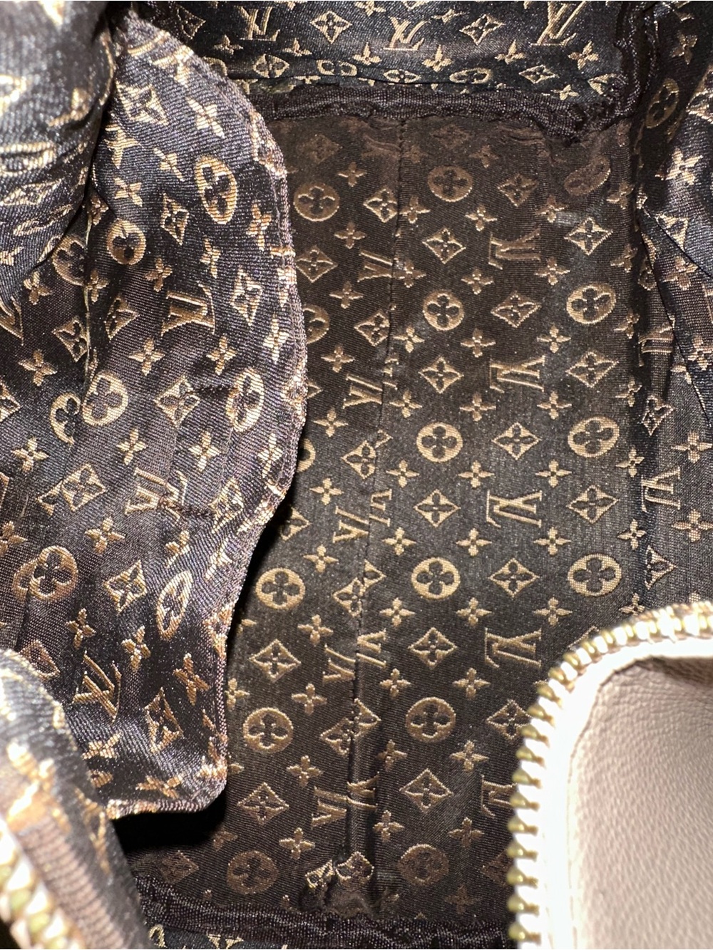 Shoulders Bag with Gold Hardware not authentic, is beautiful. New - Picture 8 of 10